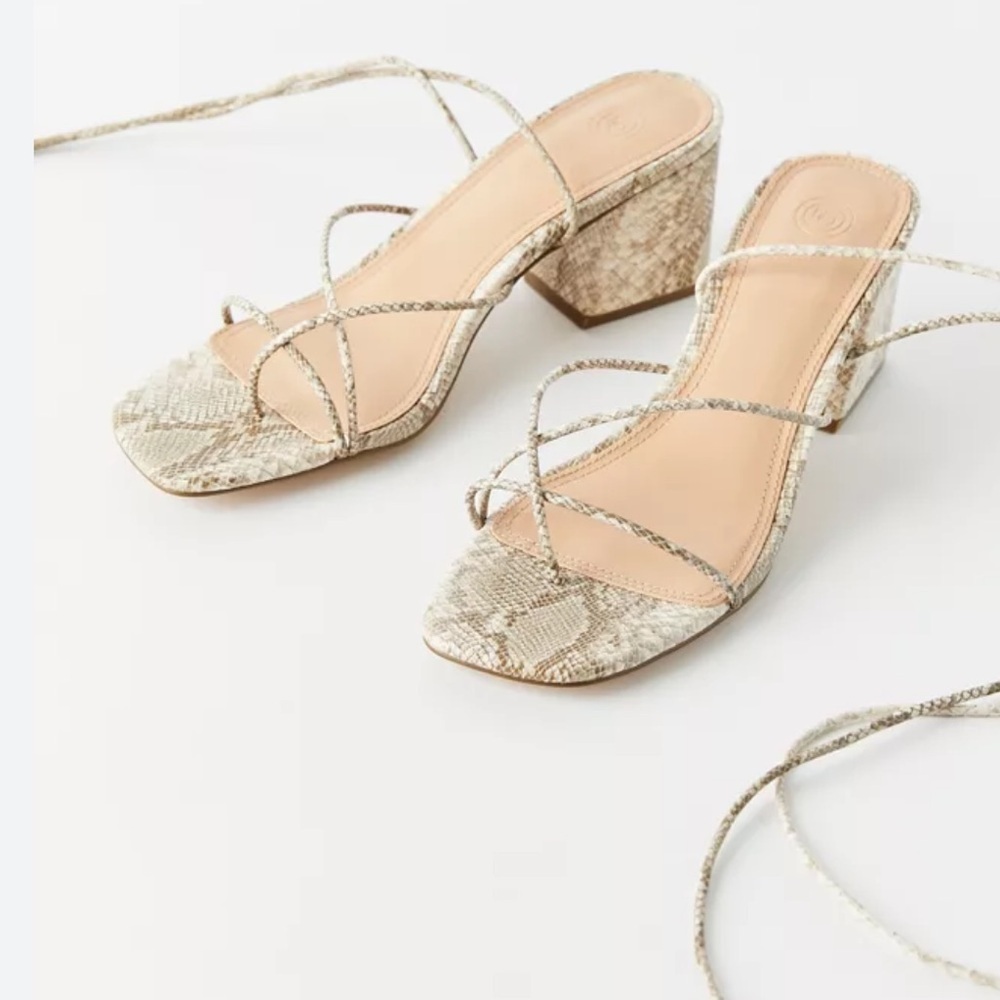UO Urban Outfitters Alexa Strappy Sandal Size 9 Snake Print